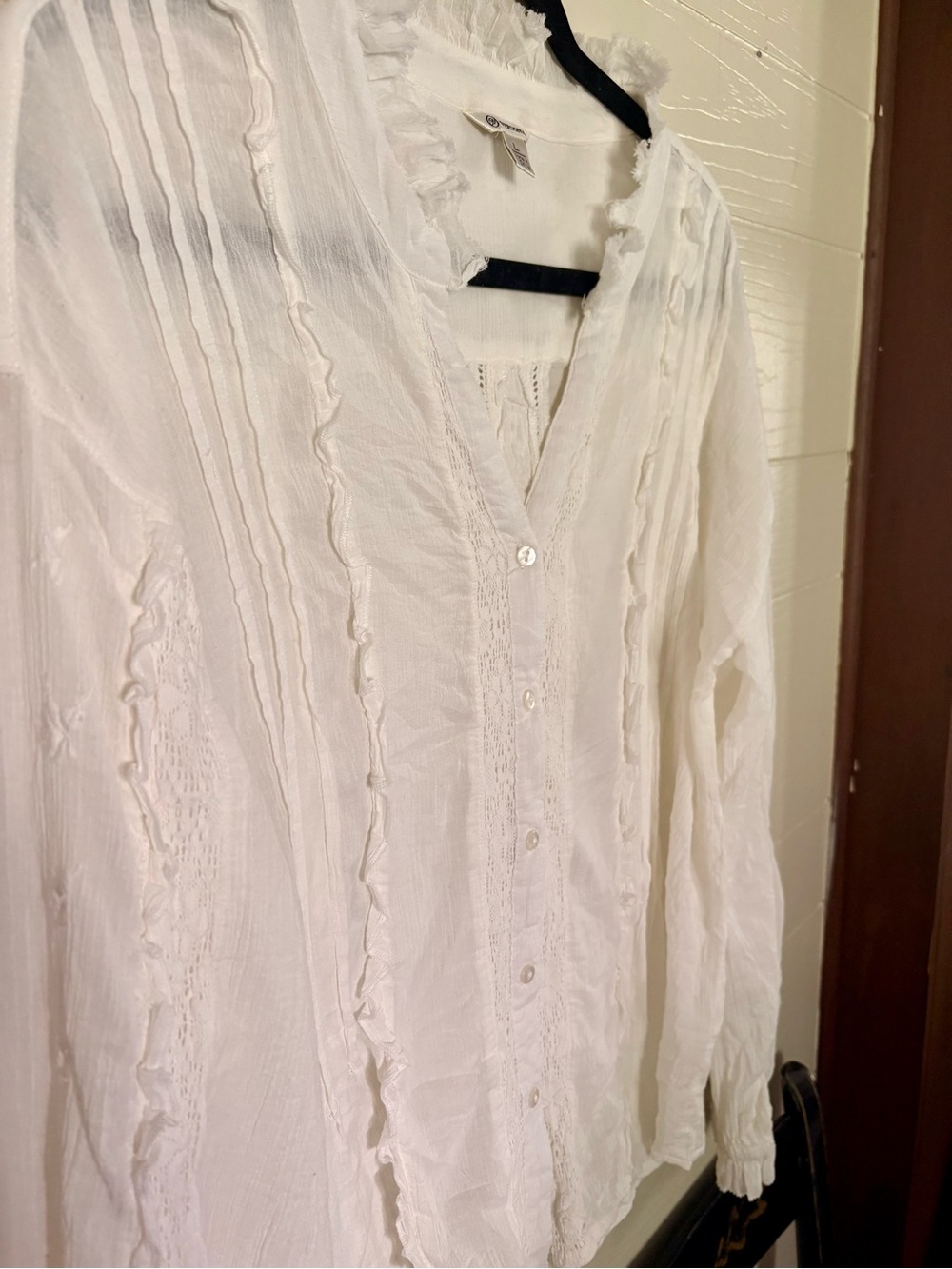 Versona White Ruffled Button-Front Blouse - Picture 3 of 13